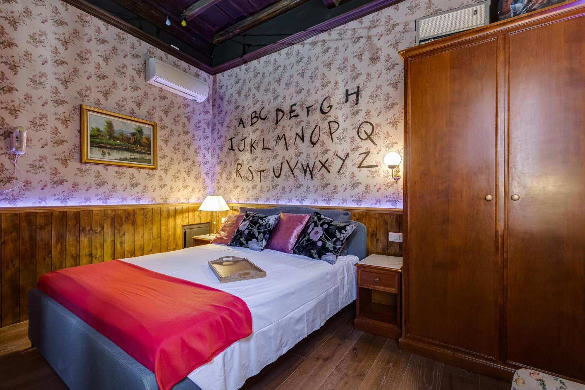 Stranger Pod Apartment Rom