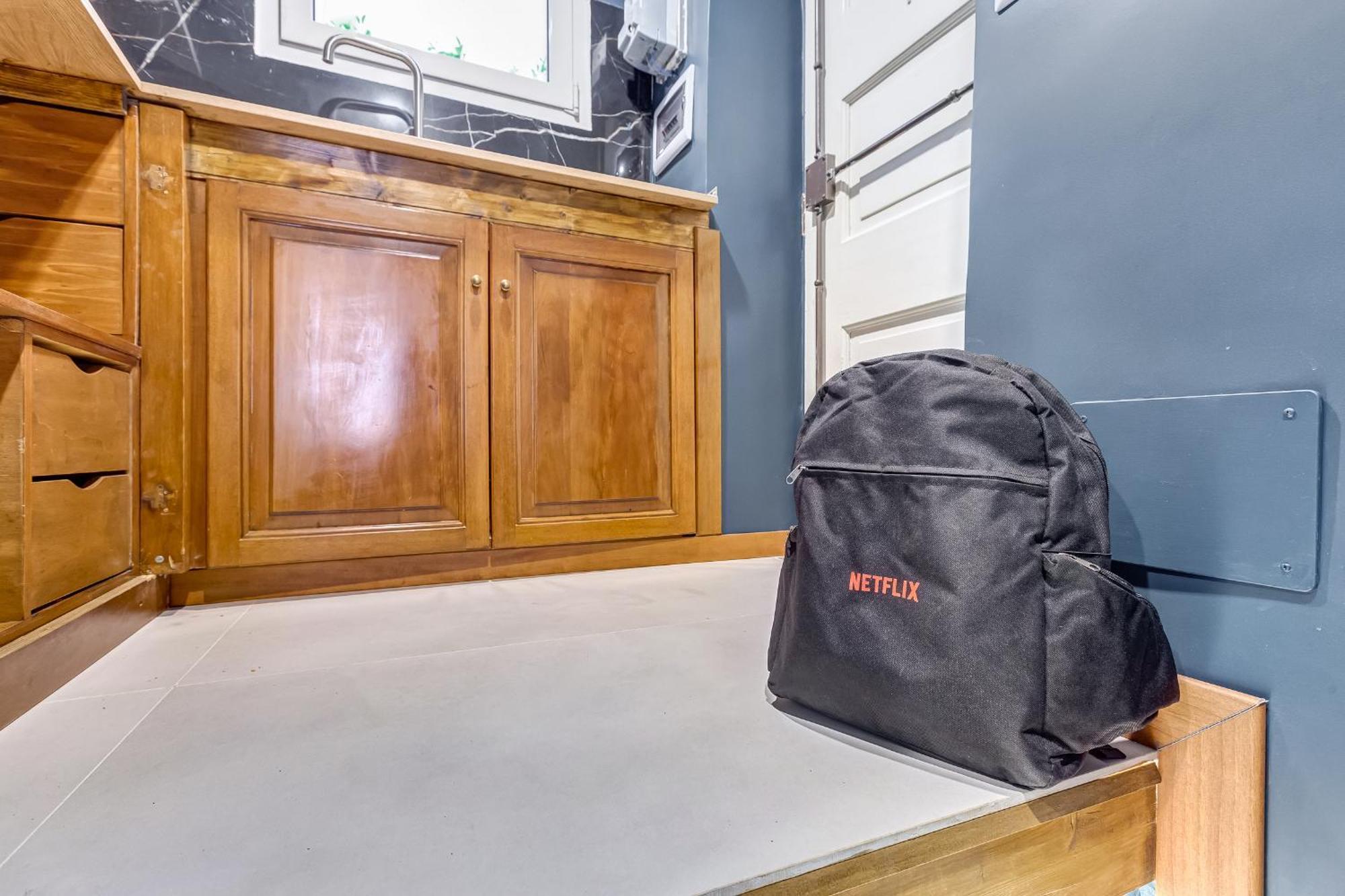 Stranger Pod Apartment Rom